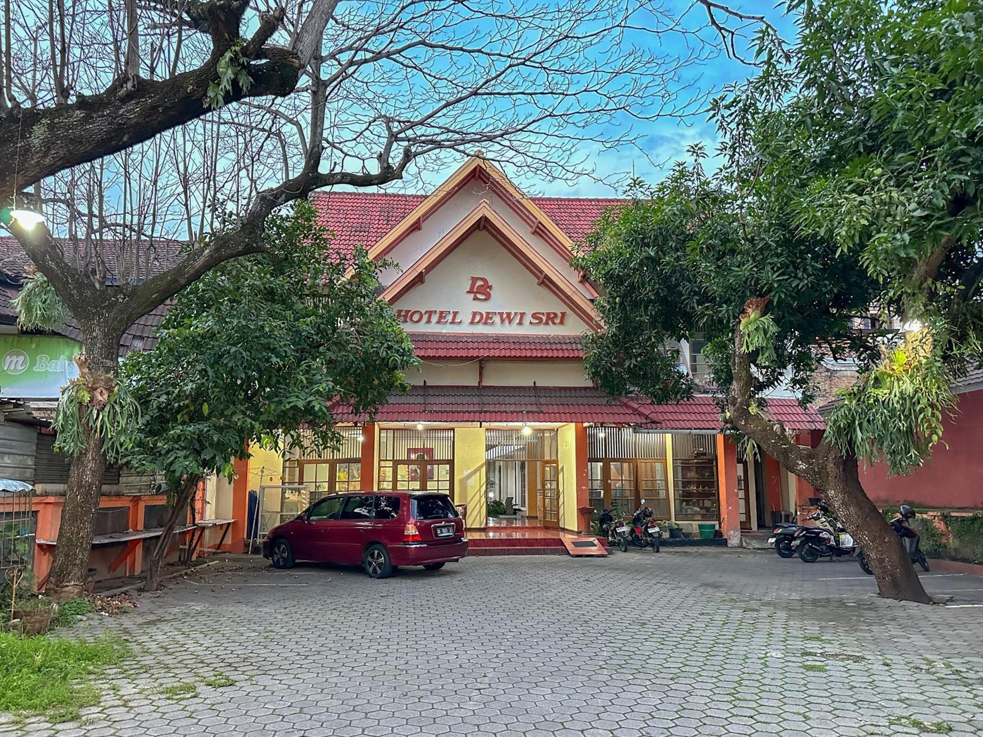 Hotel Dewi Sri Redpartner Yogyakarta Exterior foto