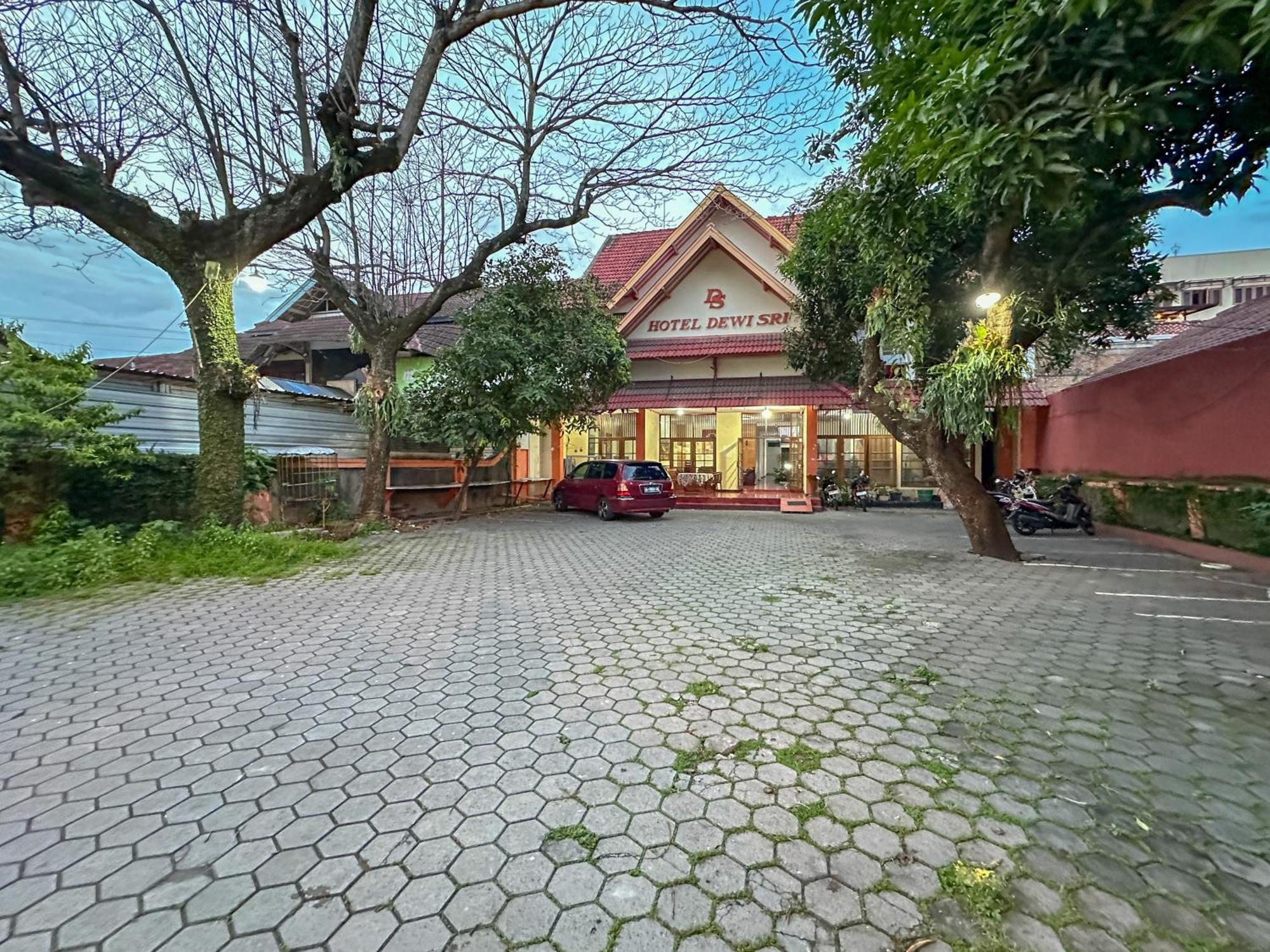 Hotel Dewi Sri Redpartner Yogyakarta Exterior foto
