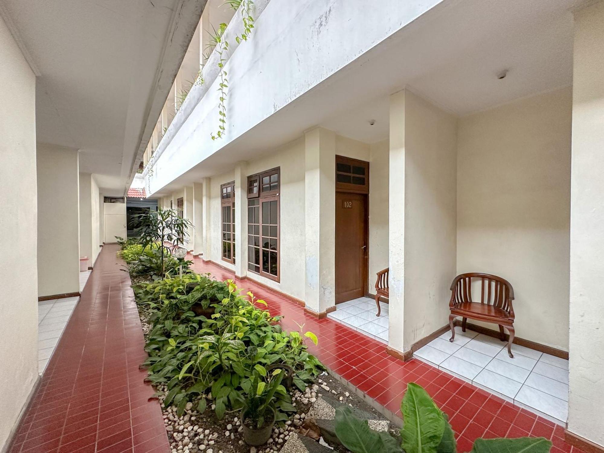 Hotel Dewi Sri Redpartner Yogyakarta Exterior foto