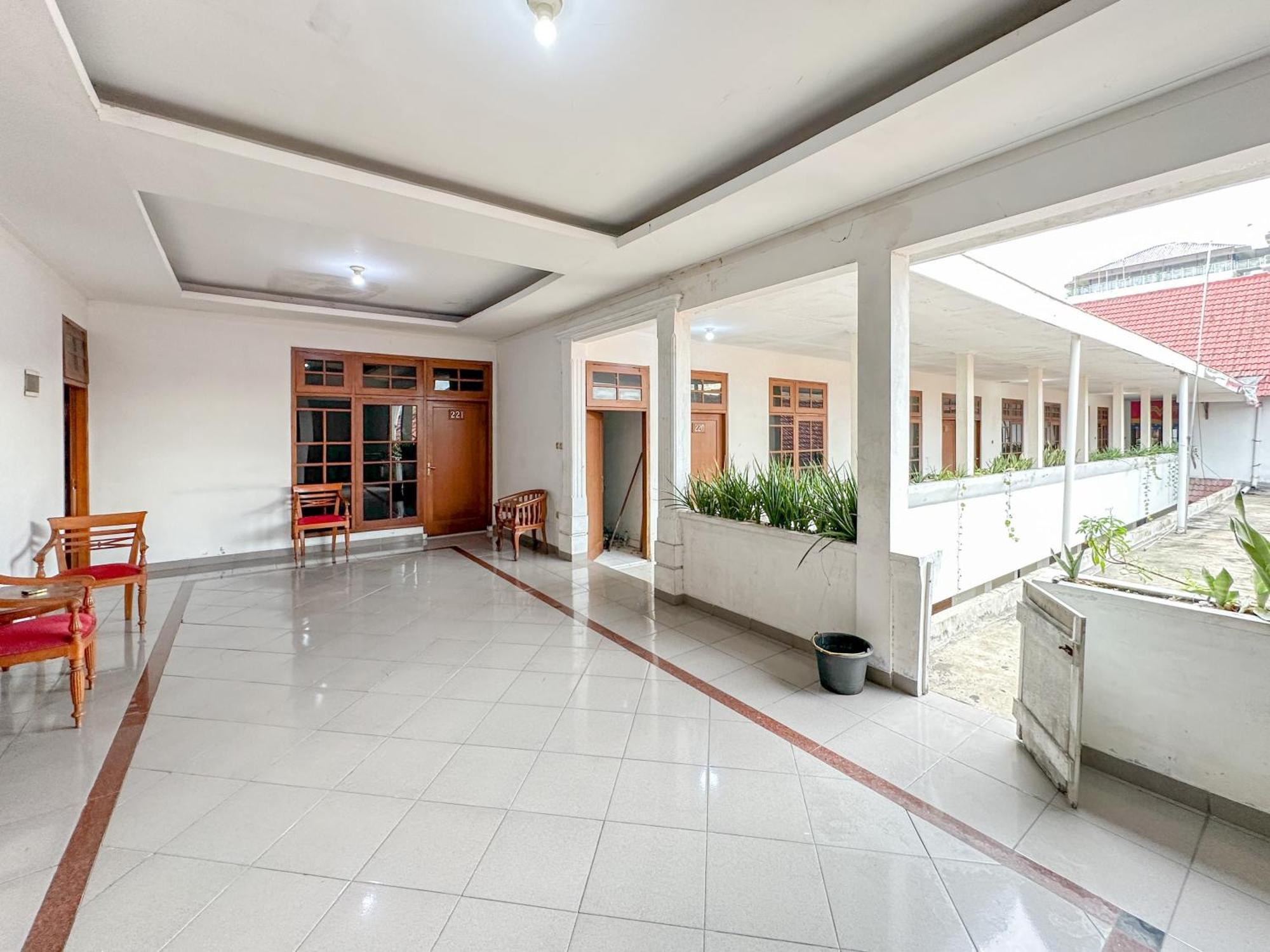 Hotel Dewi Sri Redpartner Yogyakarta Exterior foto